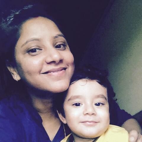 Sweta Srivastava con su hijo