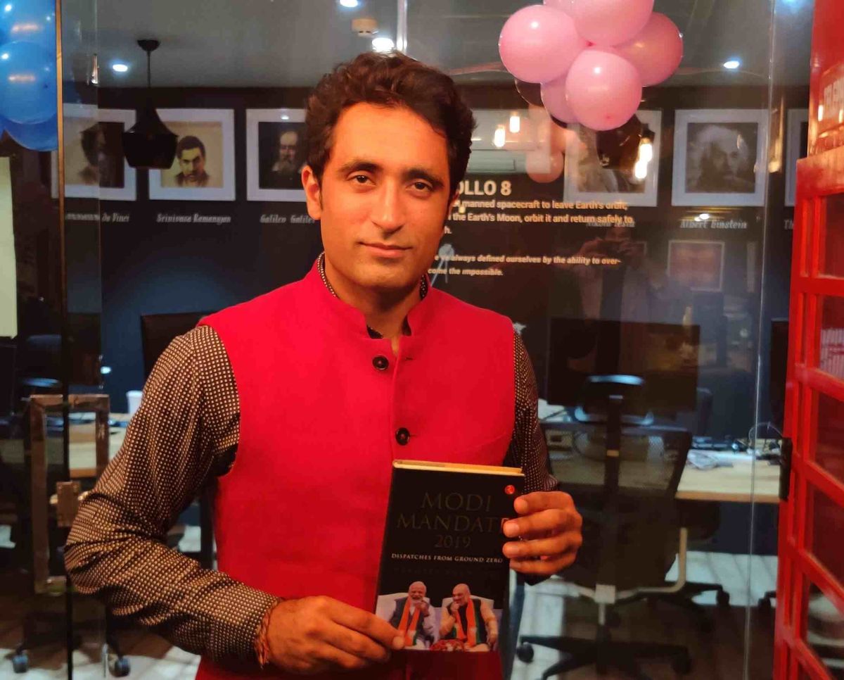 Прадийп Бхандари с книгата си