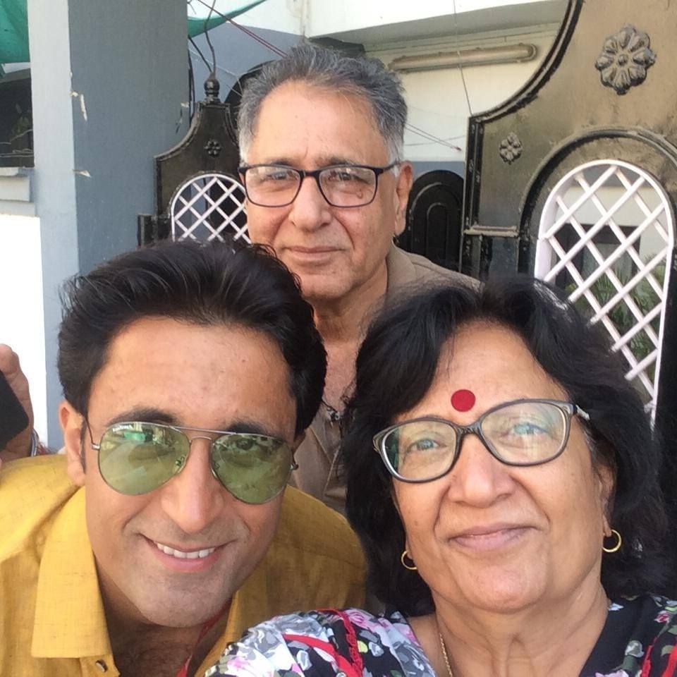 Прадийп Бхандари с родителите си