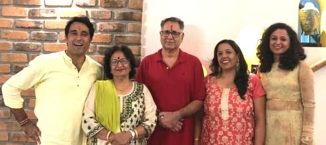 Прадийп Бхандари със семейството си
