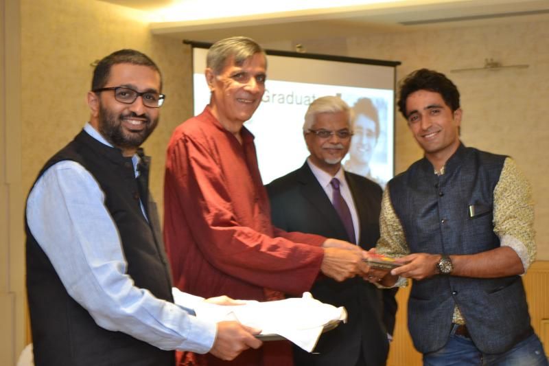 Pradeep Bhandari получава диплома от професор Санджай Бару, Нитин Пай и Мукул на церемонията по свикване