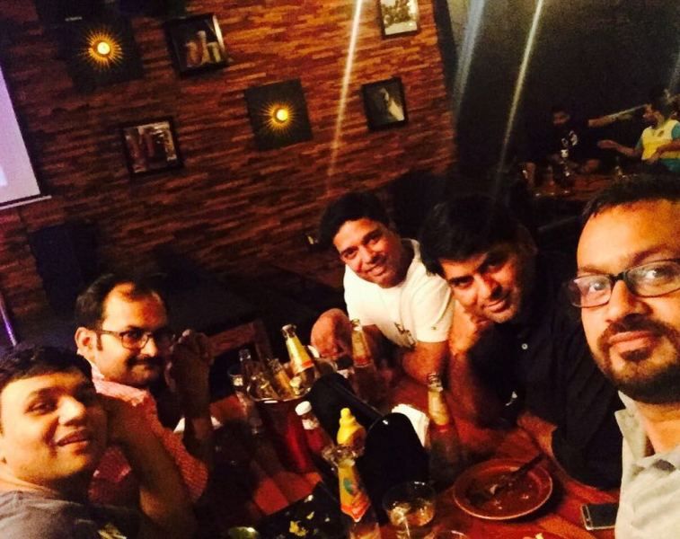 Saurabh Dwivedi desfrutando de uma bebida com seus colegas de trabalho