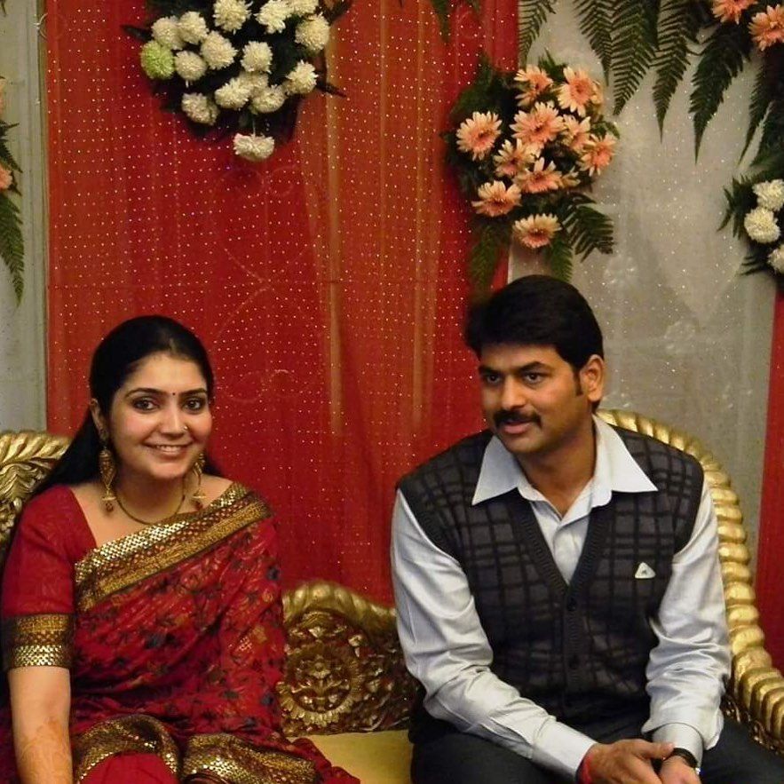 Saurabh Dwivedi met zijn vrouw Gunjan op hun verlovingsdag