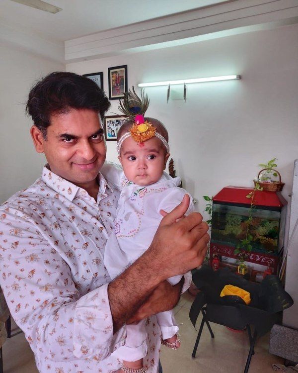 Saurabh Dwivedi met zijn dochter, Gaura