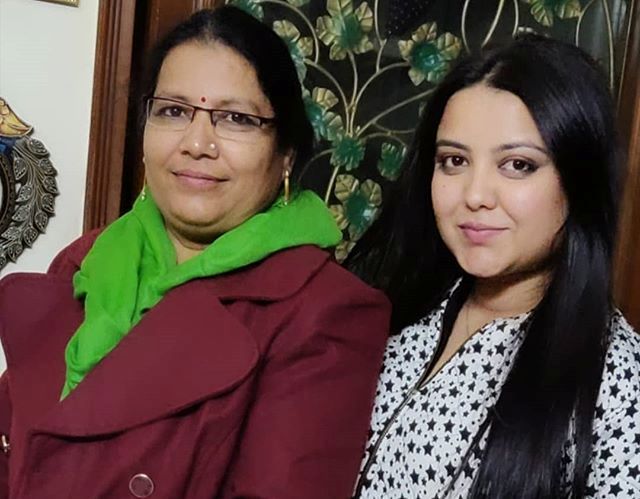 သူမ၏မိခင်နှင့်အတူ Madhuri Kalal