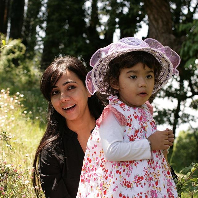 Naghma Sahar bersama anak perempuannya