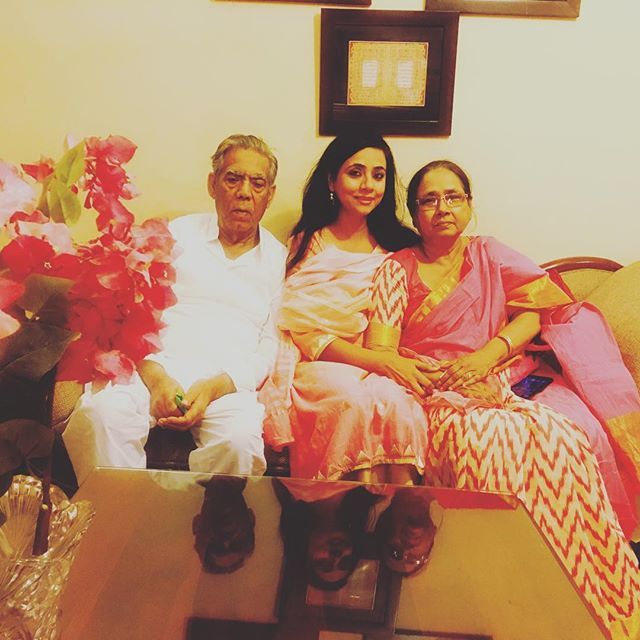 Naghma Sahar vanhempiensa kanssa