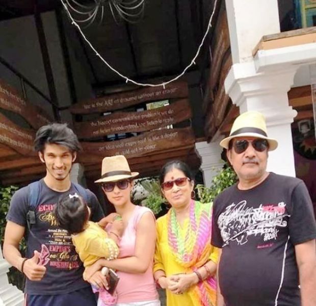 मीनाक्षी जोशी अपने माता-पिता और भाई के साथ
