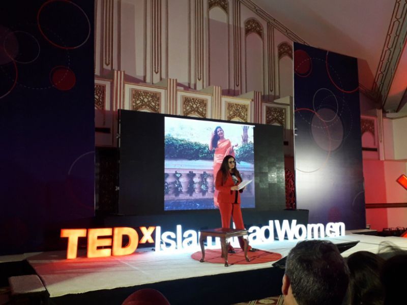 TEDx इस्लामाबाद में मेहर तरार बोलते हुए