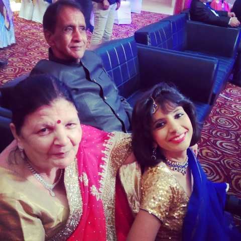 Aditi Tyagi với bố mẹ