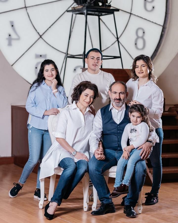 Anna Vachiki Hakobyan bersama suaminya Nikol Pashinyan dan anak-anak