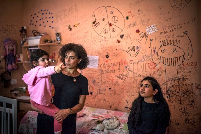 Ein Bild von Anna Hakobyan mit ihren Töchtern in ihrer Wohnung aus der Zeit, als Nikol Pashinyan im Gefängnis war