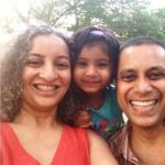 Priya Ramani, kocası ve kızıyla birlikte