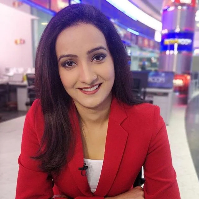 Meenakshi Kandwal (presentadora de notícies) Edat, xicot, marit, família, biografia i més