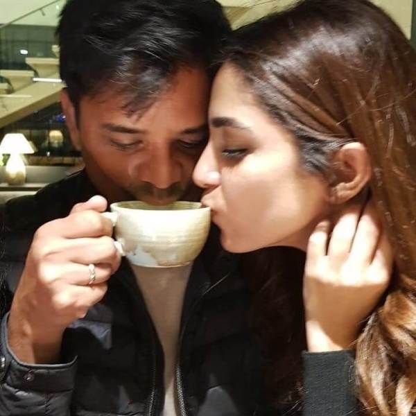 Hình ảnh gây tranh cãi của Maya Ali chia sẻ trà từ cùng một cốc với Chuyên gia trang điểm của cô ấy