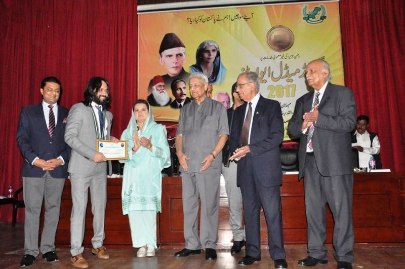 Waqar Zaka erhält eine Auszeichnung für seine Wohltätigkeitsarbeit