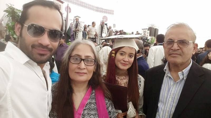 Waqar Zaka mit seinen Eltern und seiner Schwester