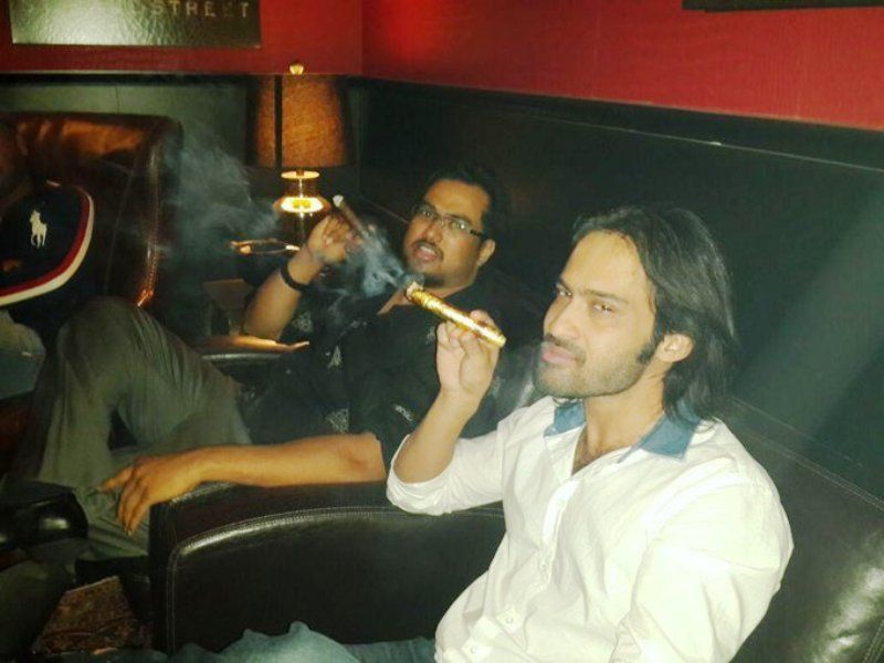 Hút thuốc Waqar Zaka