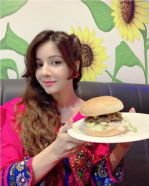 Rabi Pirzada zeigt Non-Veg Burger
