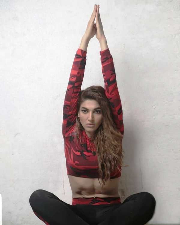 Sana Fakhar faisant du yoga