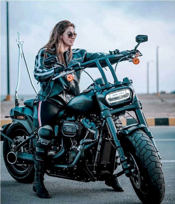 Sana Fakhar sur Harley Davidson