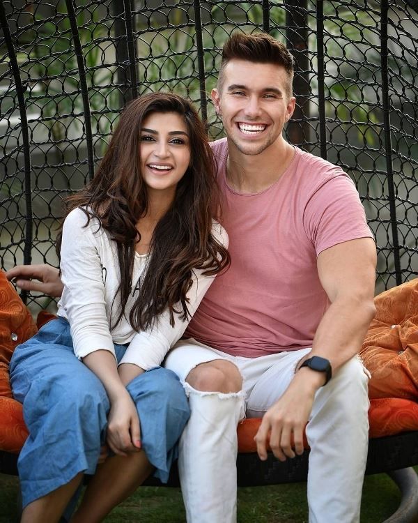 Zoya Nasir dengan pacarnya