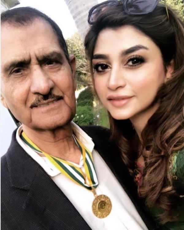 زويا ناصر مع والدها