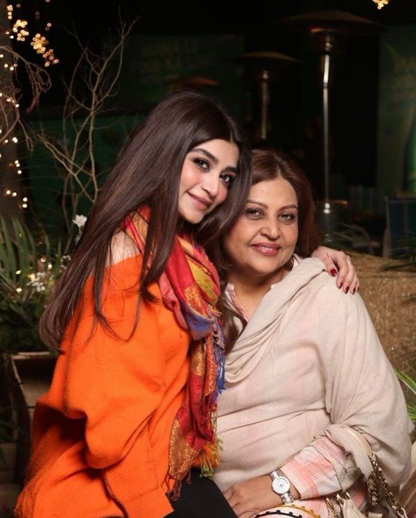 Zoya Nasir bersama ibunya