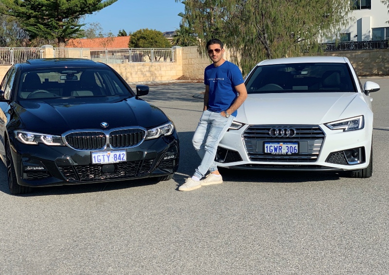 Yusof Mutahar posant avec ses voitures