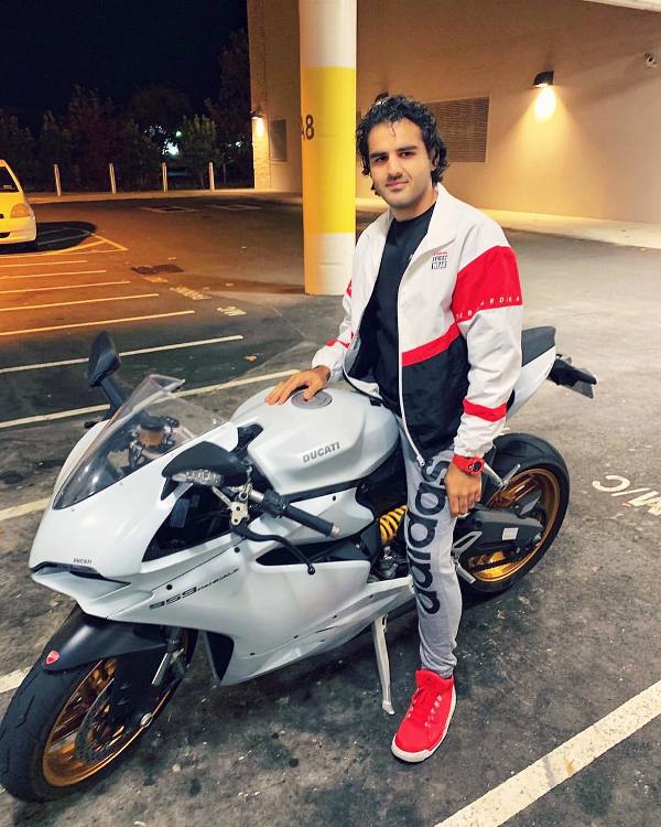 Yusof Mutahar posant avec sa moto