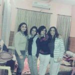 Deepika Singh Rajawat (2 מימין) עם האחיות שלה Neelam Raina, Rain Raina, Palvee Raina (משמאל לימין)