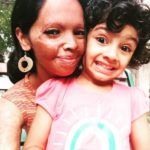 Laxmi Agarwal con su hija, Pihu
