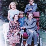 Lucy Hawking so svojimi rodičmi a súrodencami