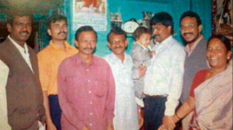 Bezawada Wilson (deuxième à droite) avec ses frères et sœurs, Yesupadam, Mark et Annamma dans leur maison KGF