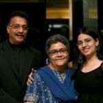 Niharika Bhattacharya koos vanematega