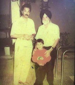 Jugjeet Singh Bhavnani z očetom in sinom