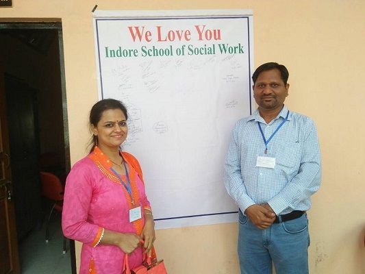Monica và Gyanendra Purohit tại Trường Công tác xã hội Indore
