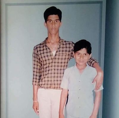 Hình ảnh thời thơ ấu của Gyanendra Purohit với anh trai của mình