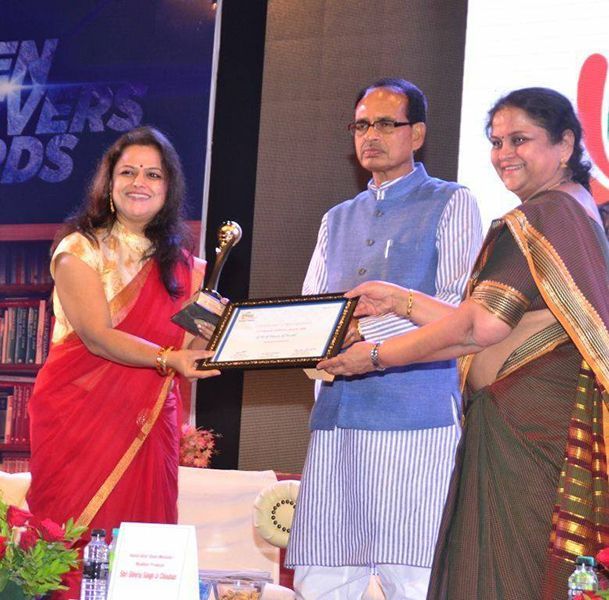 Monica Purohit nhận giải thưởng FICCI Flow Women Achiever Award