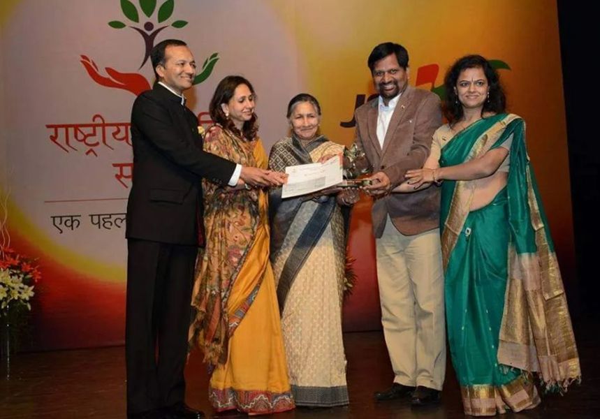 Monica và Gyanendra Purohit Nhận Rashtriya Swayam Siddh Samman bởi Jindal Steel Foundation