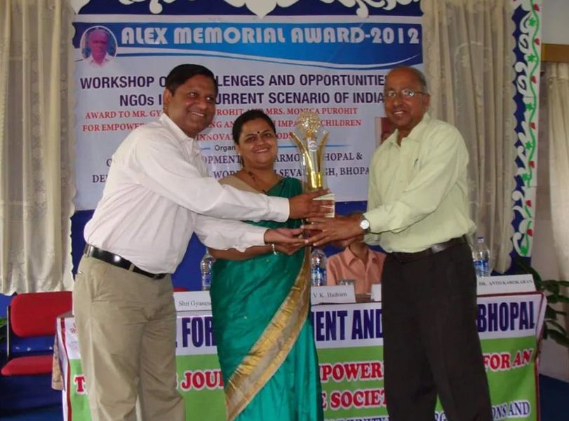 Monica và Gyanendra Purohit Nhận giải thưởng tưởng niệm Alex