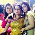 Tania Khanna, annesi Mamta Khanna ve kız kardeşi Nidhi Khanna ile birlikte