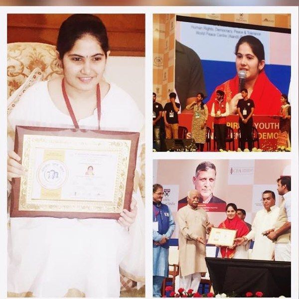 Jaya Kishori reçoit Aadarsh ​​Yuva Adhyatmik Guru Puroskar