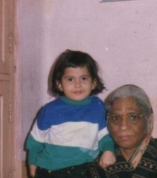 Jaya Kishori med sin bedstemor