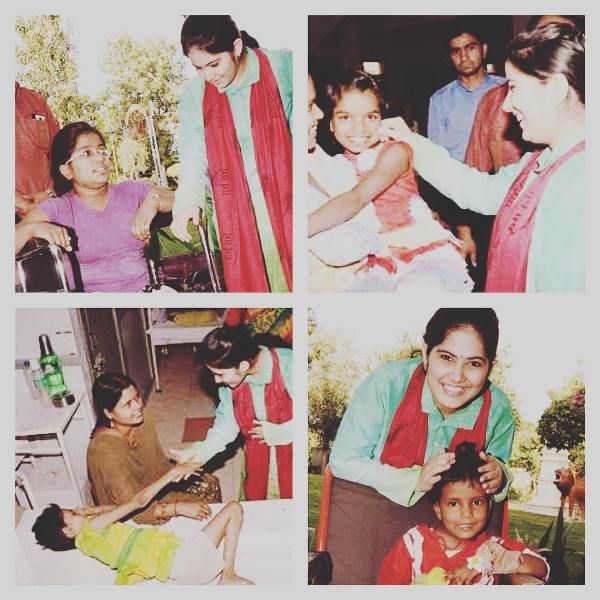 Jaya Kishori avec les enfants de Narayan Seva Sansthan