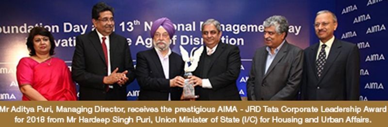 Tumatanggap si Aditya Puri ng AIMA - JRD TATA Corporate Leadership Award