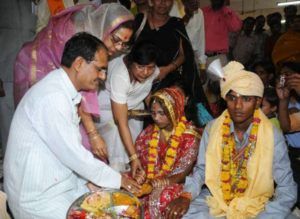 سادھنا سنگھ اپنے شوہر کے ساتھ اجتماعی شادی کے ایک پروگرام کے دوران رسمیں ادا کررہی ہیں