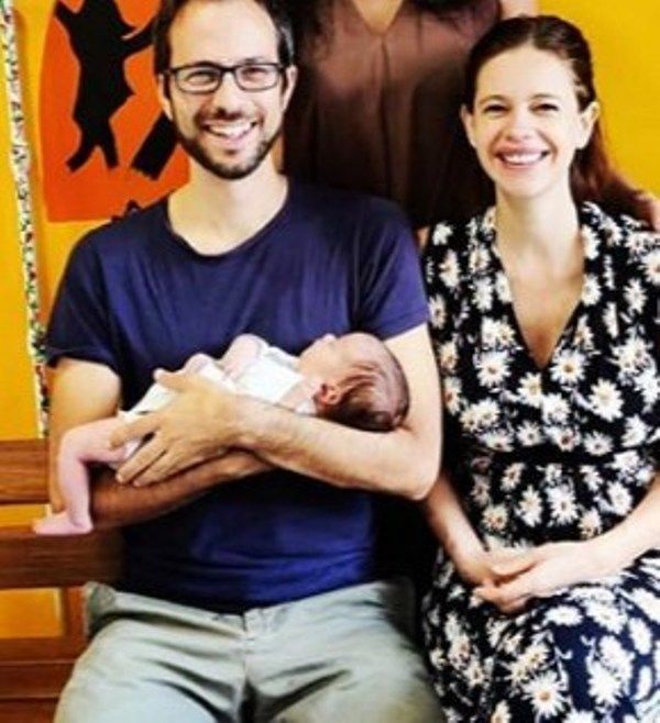Guy Hershberg mit seiner neugeborenen Tochter und Freundin Kalki