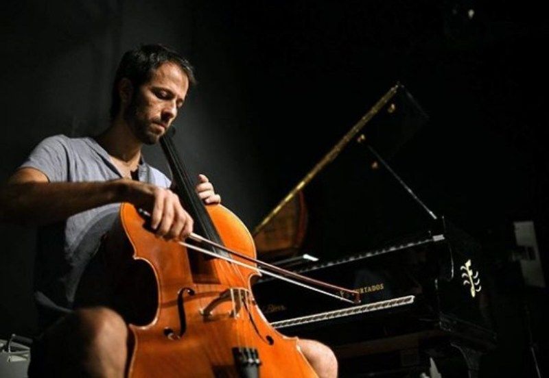 Guy Hershberg tocando violoncelo