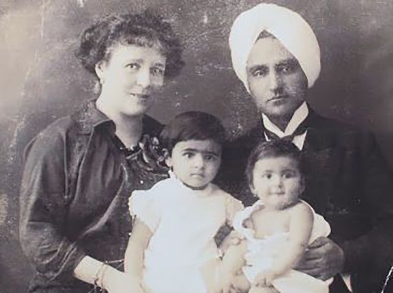 Barndomsbilde av Amrita med foreldrene og søsteren
